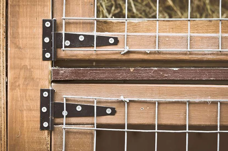 Detailní pohled na klínové spoje králíkárny s drátěnou mříží.
