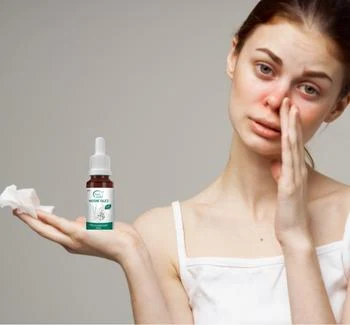 Žena používá esenciální olej na rýmu