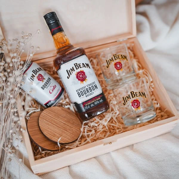 Dárkový balíček s whisky v dřevěném krabici.