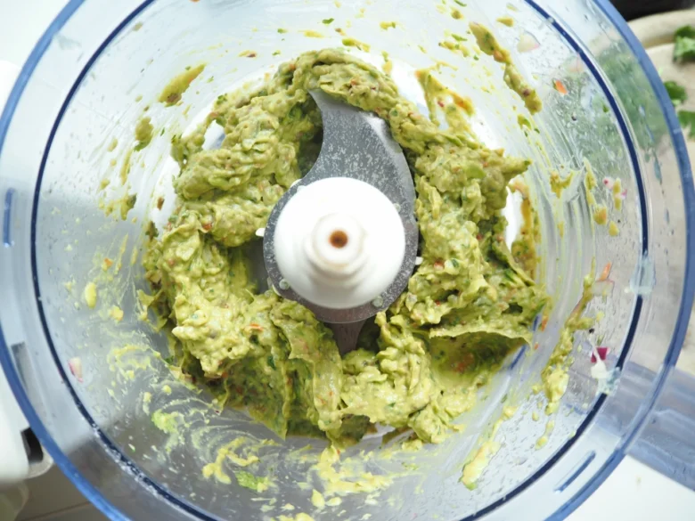 Zelená guacamole v mixéru po rozmixování