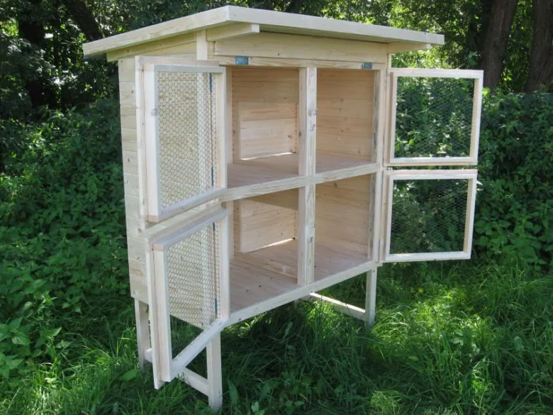 Dřevěný králičí výběh pro chov albínů venku.