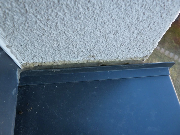 Detail spoje parapetu s obvodovou stěnou.