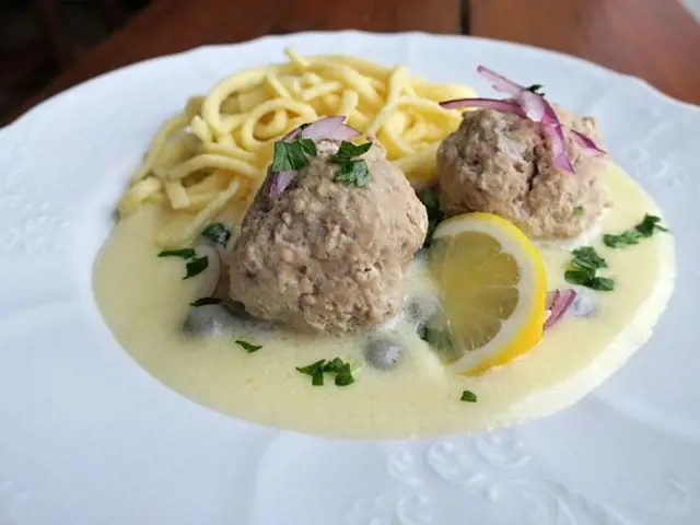 Královecké klopsy s těstovinami a smetanovou omáčkou.