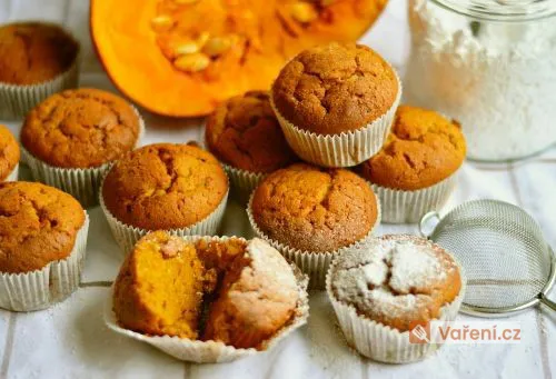 Muffiny z dýně hokaido s moukou v pozadí.