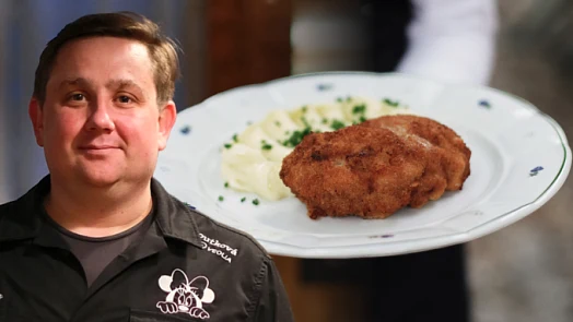 Hotový řízek s bramborovou kaší na talíři.