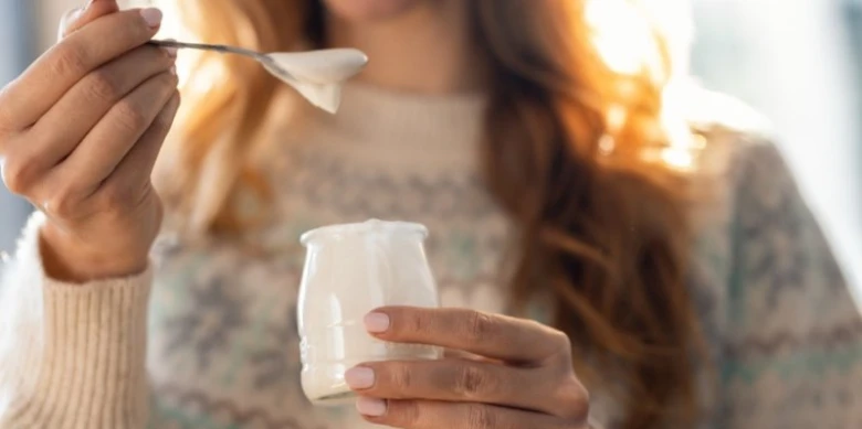 Žena s domácí jogurtem v džbánku