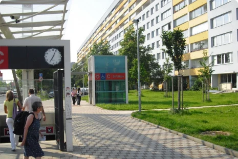 Vstup do metra ve Střížkovi s okolím - budovy a zelená území.