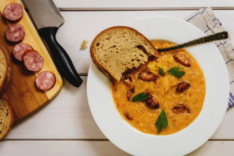 Česká polévka z kapusty s klobásou a chlebem