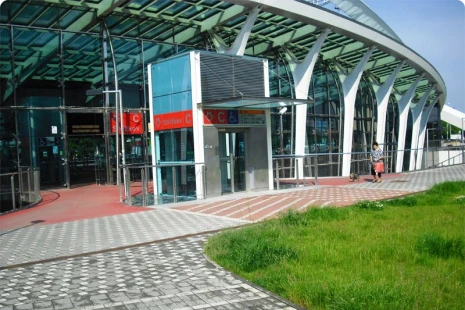 Vstup do stanice metra ve Střížkove s moderním skleněným průčelím.