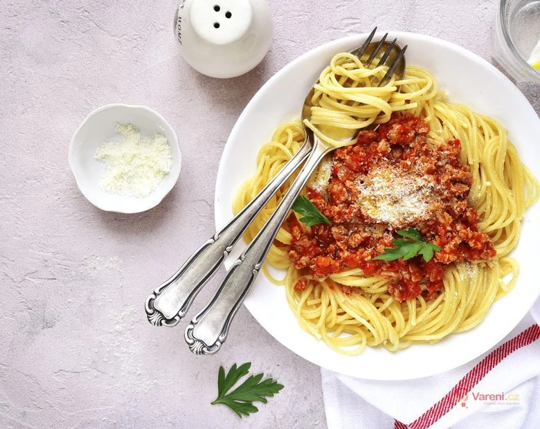 Spaghetti s boloňskou omáčkou s parmezánem
