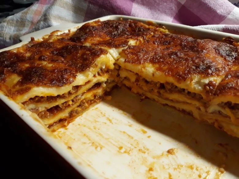 Bezlepkové lasagne v keramické misce s vybraným kusem