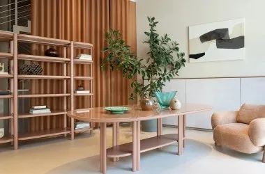 Moderní obývací pokoj s dřevěným nábytkem a rostlinami.