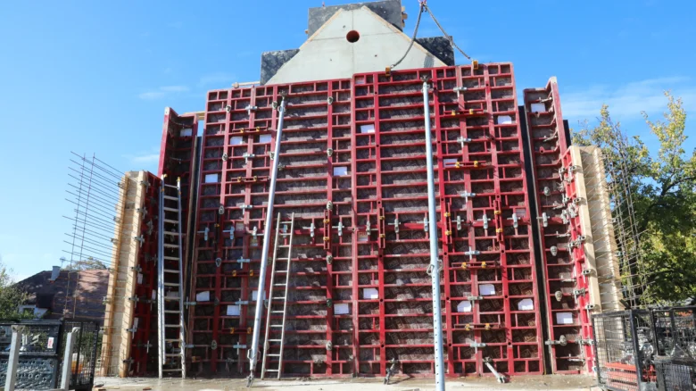 Červený systém forem pro pohledový beton na stavbě.