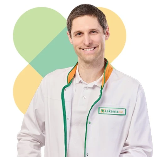 Farmaceut v bílém pláštíku usmívající se na fotografii.